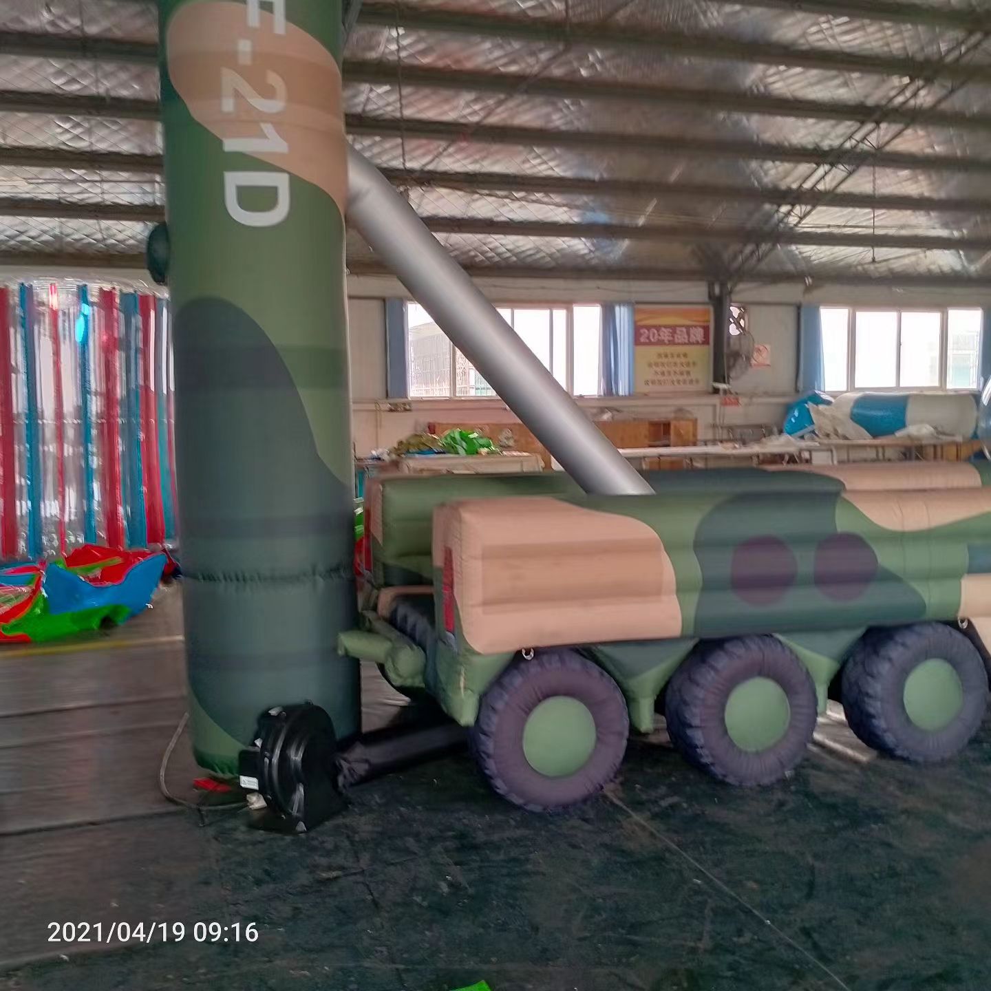 鼎城军事演习中的充气目标车辆：模拟发射车雷达车坦克飞机